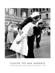 Photography Coll. Kissing the War Goodbye Kunstdruck 60x80cm | Yourdecoration.de