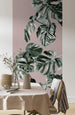 Komar Monstera Rose Groen Vlies Fototapete 100x250cm 1 bahn Sfeer | Yourdecoration.de