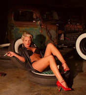 Dimex Girl in Garage Fototapete 225x250cm 3 Bahnen | Yourdecoration.de