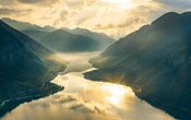 Komar Gold Mountains Vlies Fototapete 400x250cm 8 bahnen | Yourdecoration.de